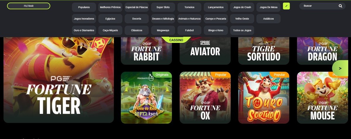 Pengguna memindai kode QR melalui aplikasi dompet digital di ponsel pintar