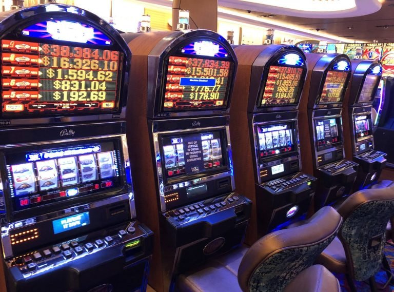 Pengguna mendaftar akun baru di m77casino menggunakan perangkat mobile dengan antarmuka intuitif